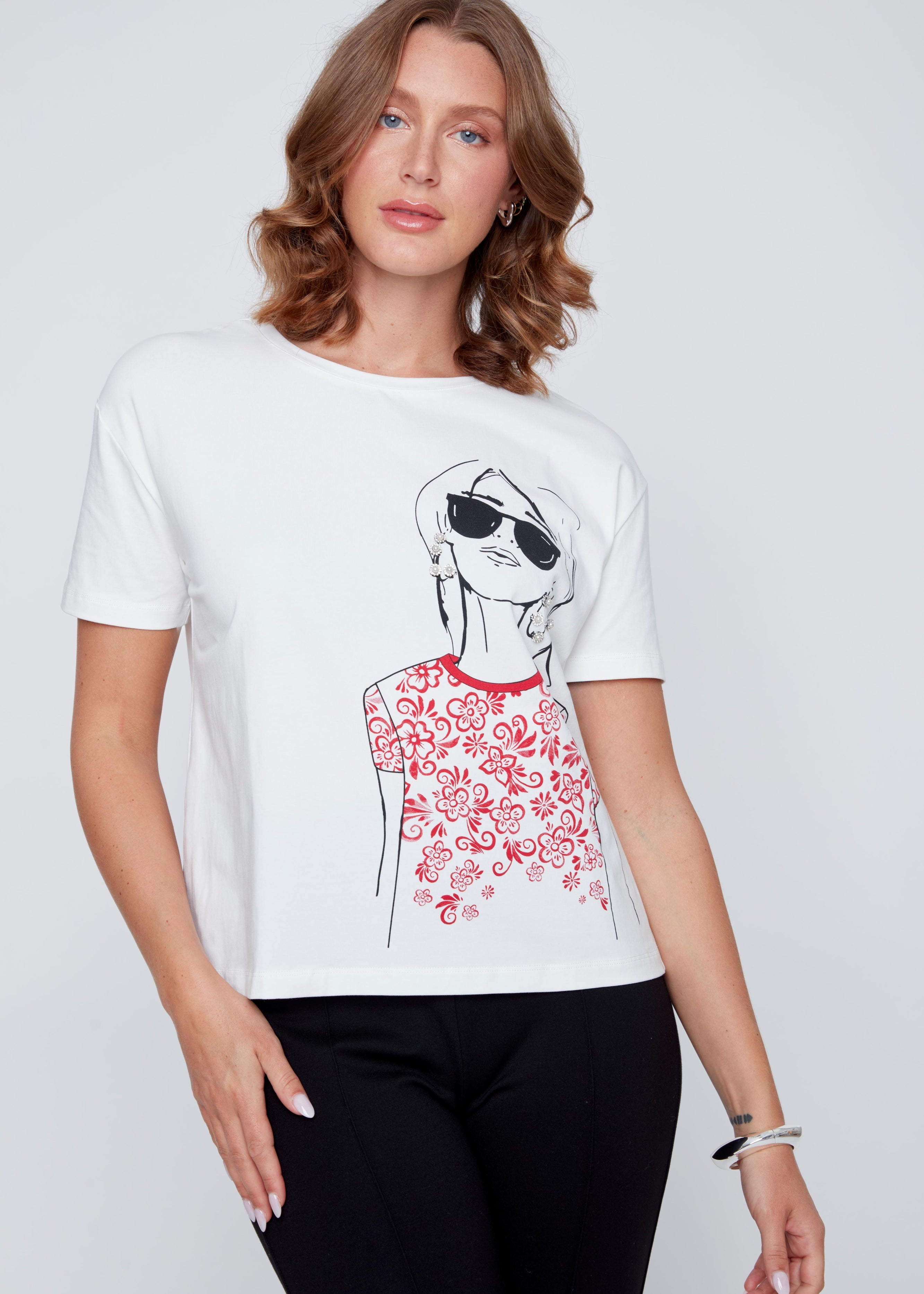 T-shirt pour femme à manches courtes rouge avec imprimé, tissu confortable en coton avec extensibilité.