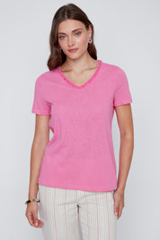 T-shirt pour femme à col en V scintillant, offert en fuchsia et corail, style confortable et coloré.