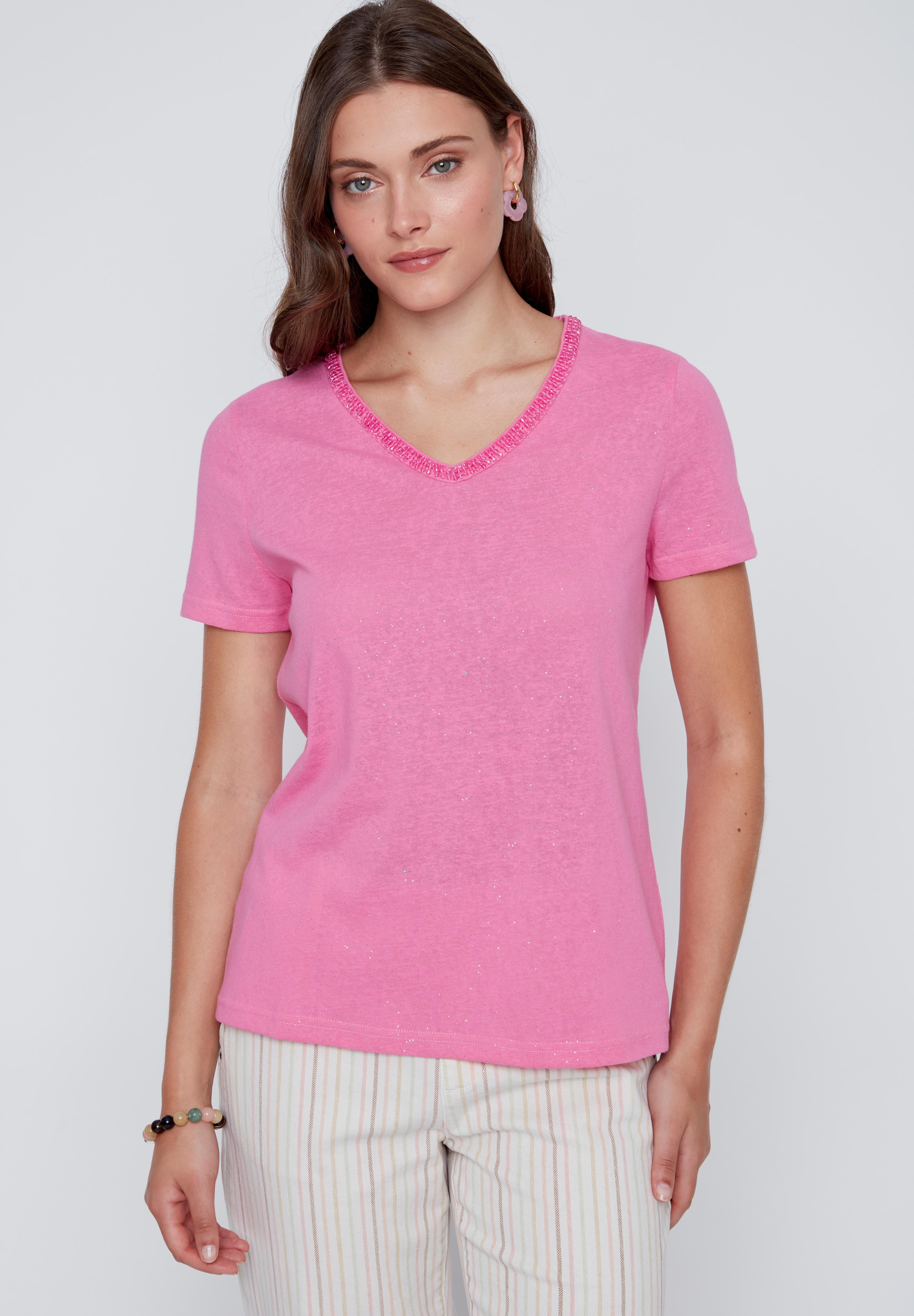 T-shirt pour femme à col en V scintillant, offert en fuchsia et corail, style confortable et coloré.