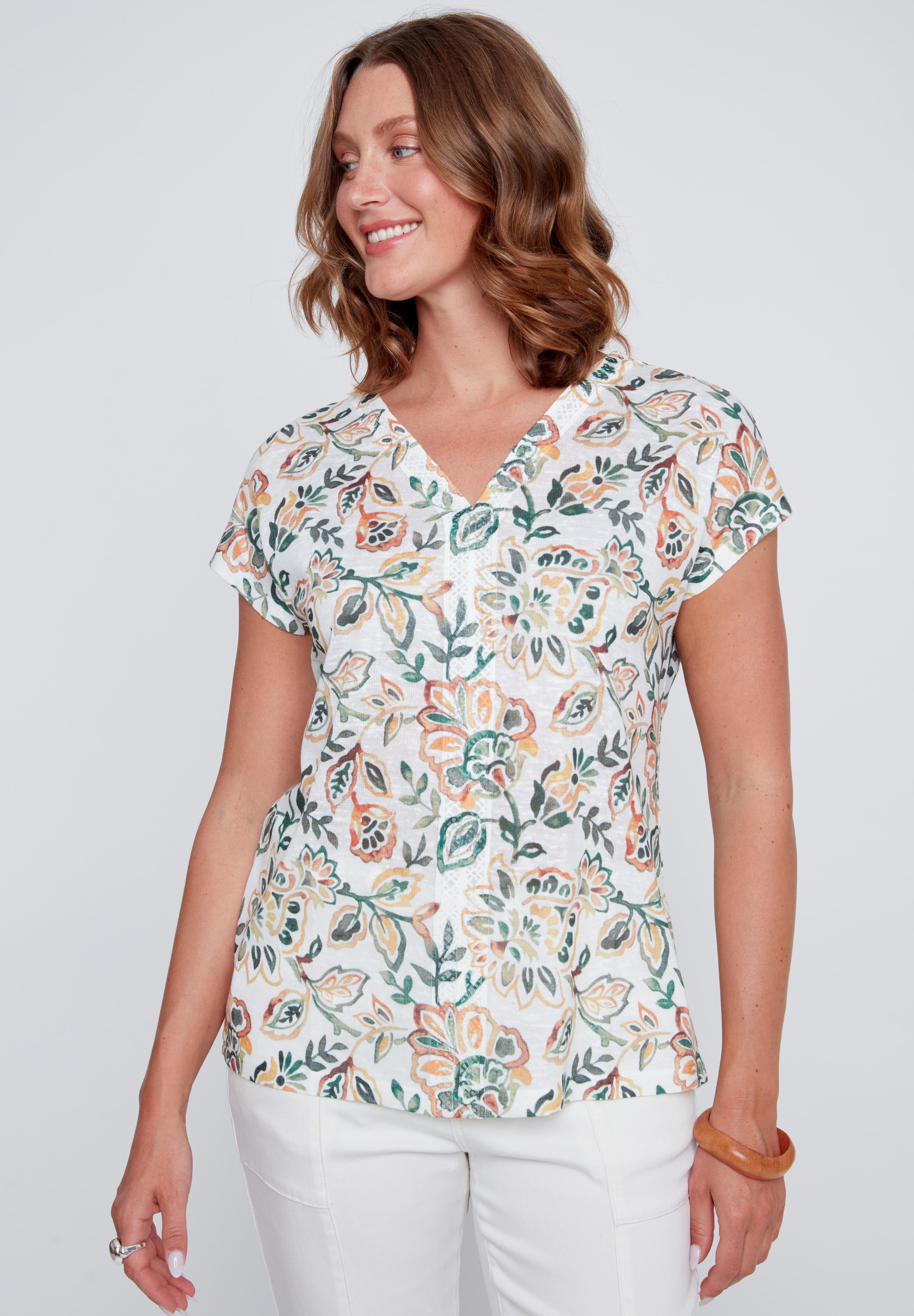 T-shirt pour femme de couleur crème avec imprimé aux touches de vert et d’orangé, tissu souple et confortable.