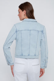 Veste de jeans pour femme en bleu denim pâle avec broderies florales à paillettes, détails brillants aux poches et boutons de fermeture à l’avant.