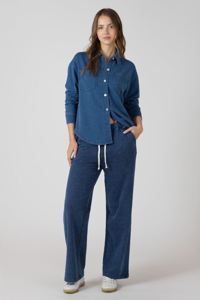 Jogging pour femme effet jeans foncé presque marine, jambe large, taille élastique avec cordon ivoire, deux poches, style décontracté et chic pour détente ou sorties confortables.