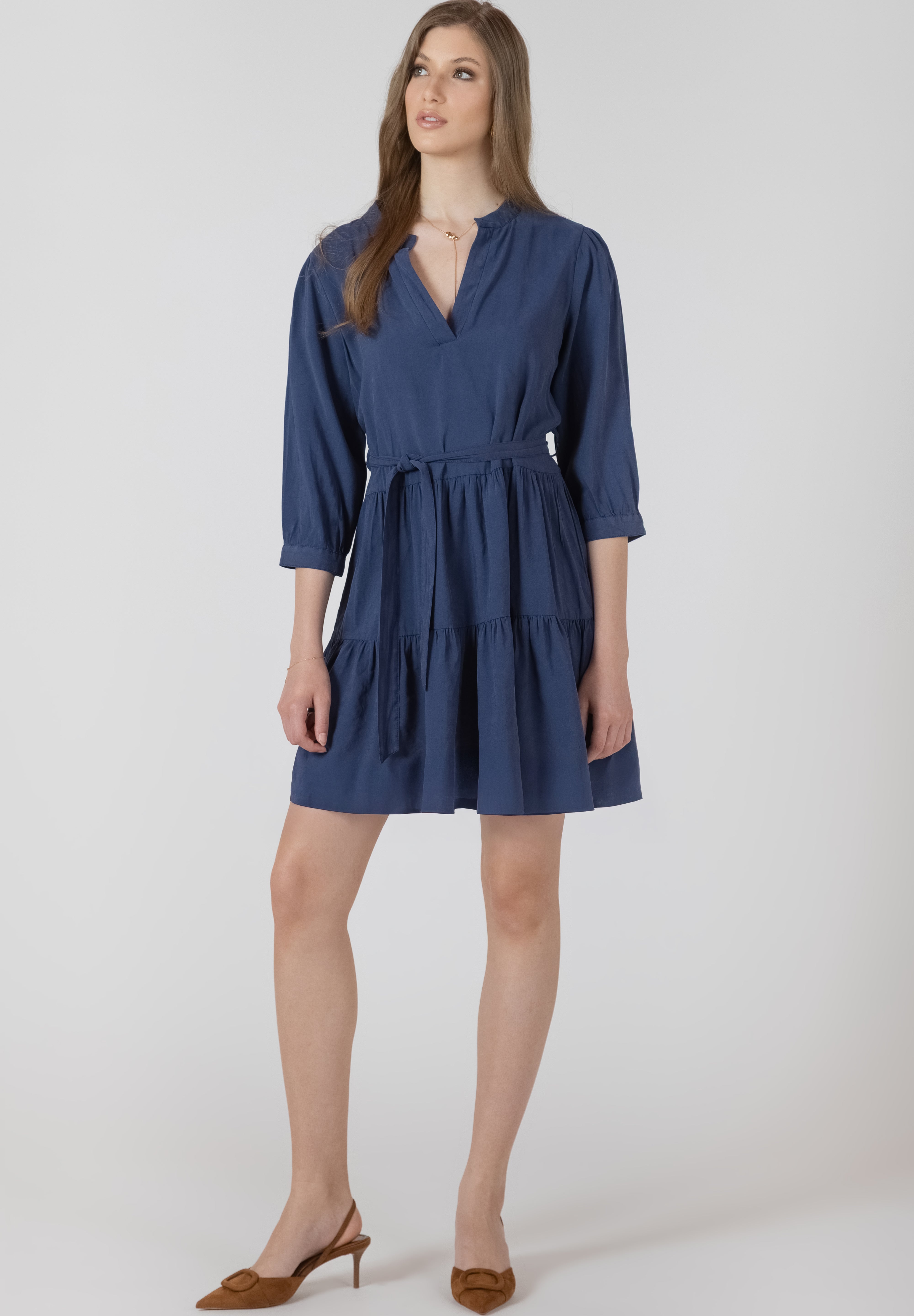 Robe courte pour femme style paysanne, col V, manches trois quarts, ceinture amovible à la taille, tissu en tencel bleu denim effet légèrement délavé, allure estivale et confortable.