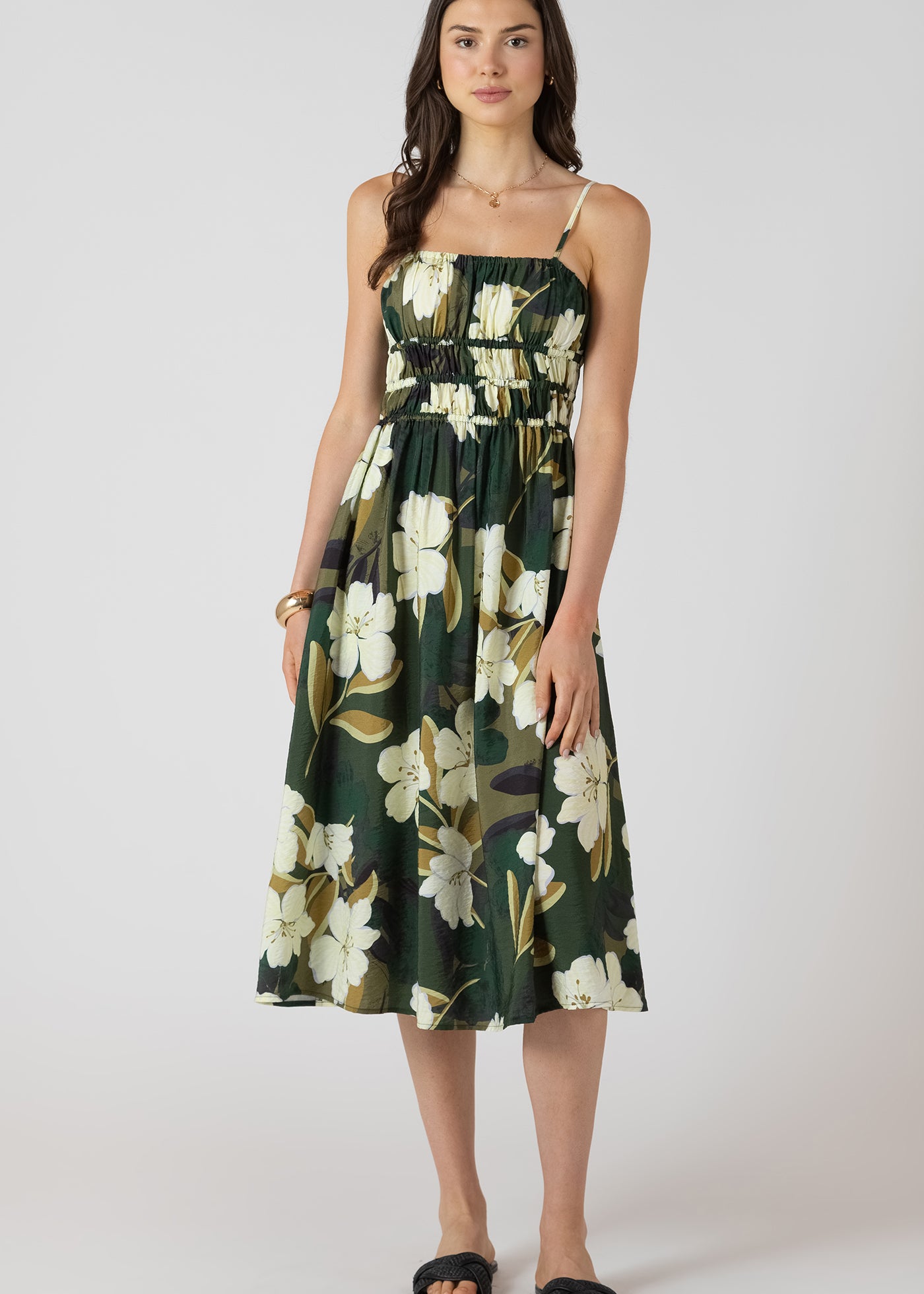 Robe midi pour femme à bretelles spaghetti avec imprimé floral vert forêt, jaune et ivoire, style léger et féminin.