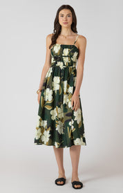 Robe midi pour femme à bretelles spaghetti avec imprimé floral vert forêt, jaune et ivoire, style léger et féminin.