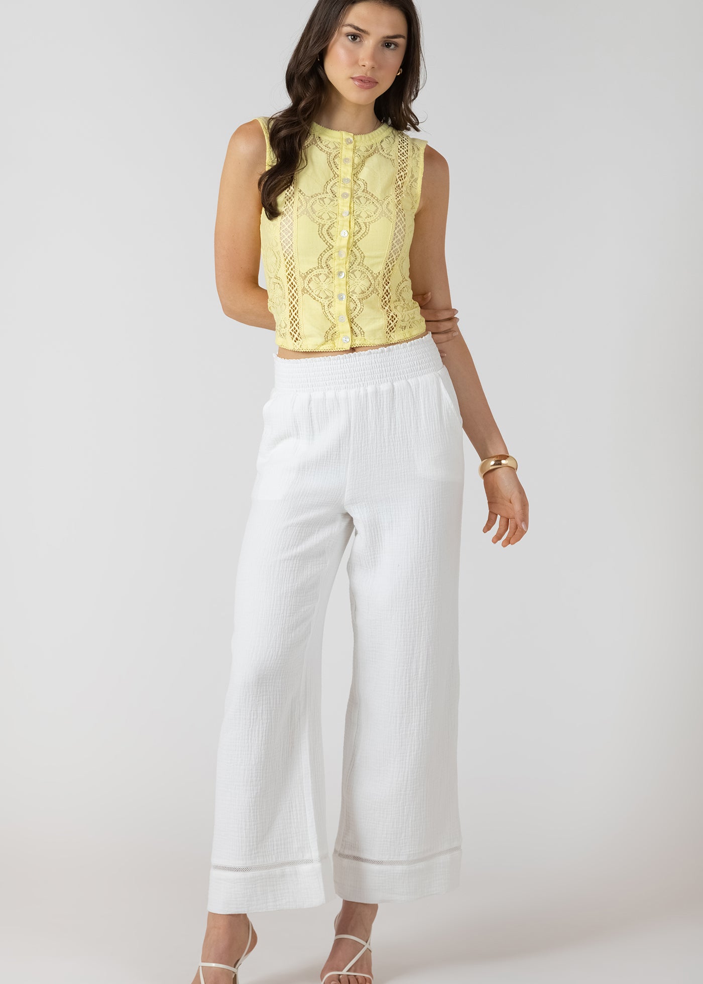 Pantalon pour femme blanc à taille élastique avec tissu gaufré, style confortable, polyvalent et soigné.