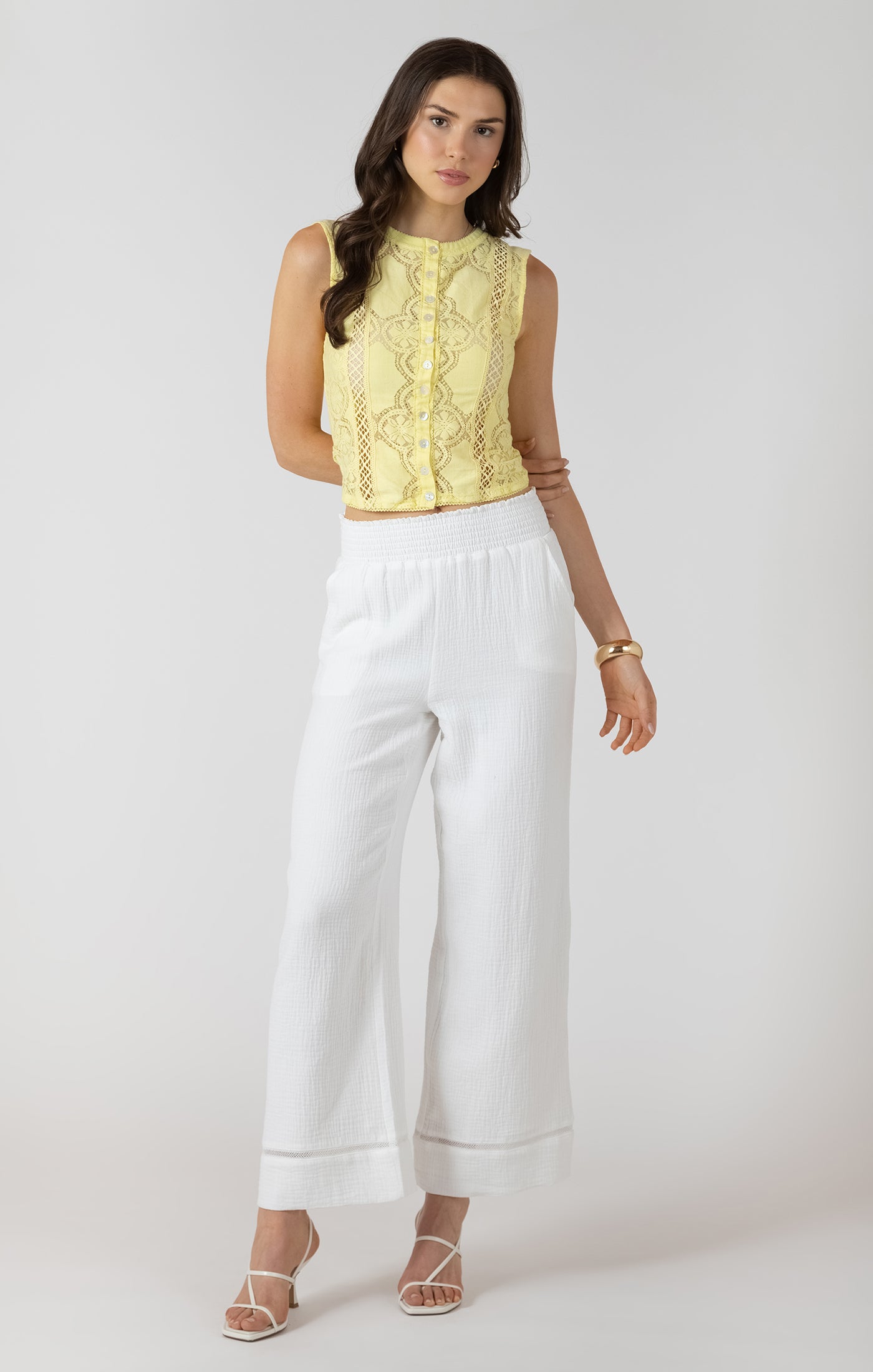 Pantalon pour femme blanc à taille élastique avec tissu gaufré, style confortable, polyvalent et soigné.