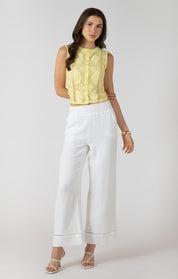 Pantalon pour femme blanc à taille élastique avec tissu gaufré, style confortable, polyvalent et soigné.