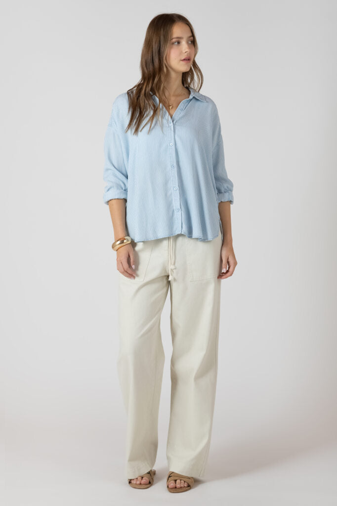 Chemisier pour femme à fines rayures bleu pâle et blanches, coupe décontractée, tissu en tencel doux et respirant, style confortable pour le quotidien.