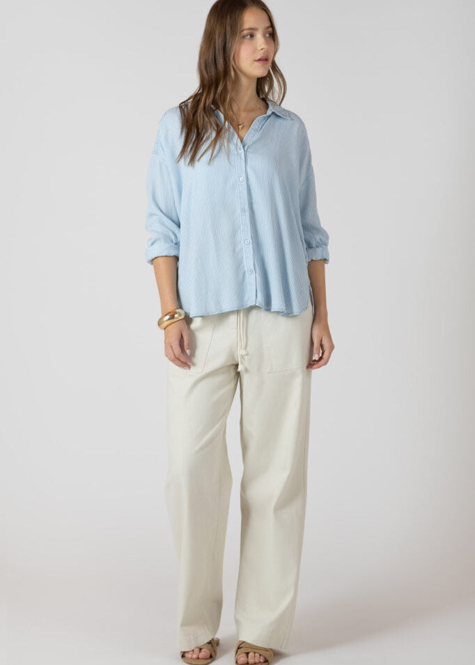 Chemisier pour femme à fines rayures bleu pâle et blanches, coupe décontractée, tissu en tencel doux et respirant, style confortable pour le quotidien.