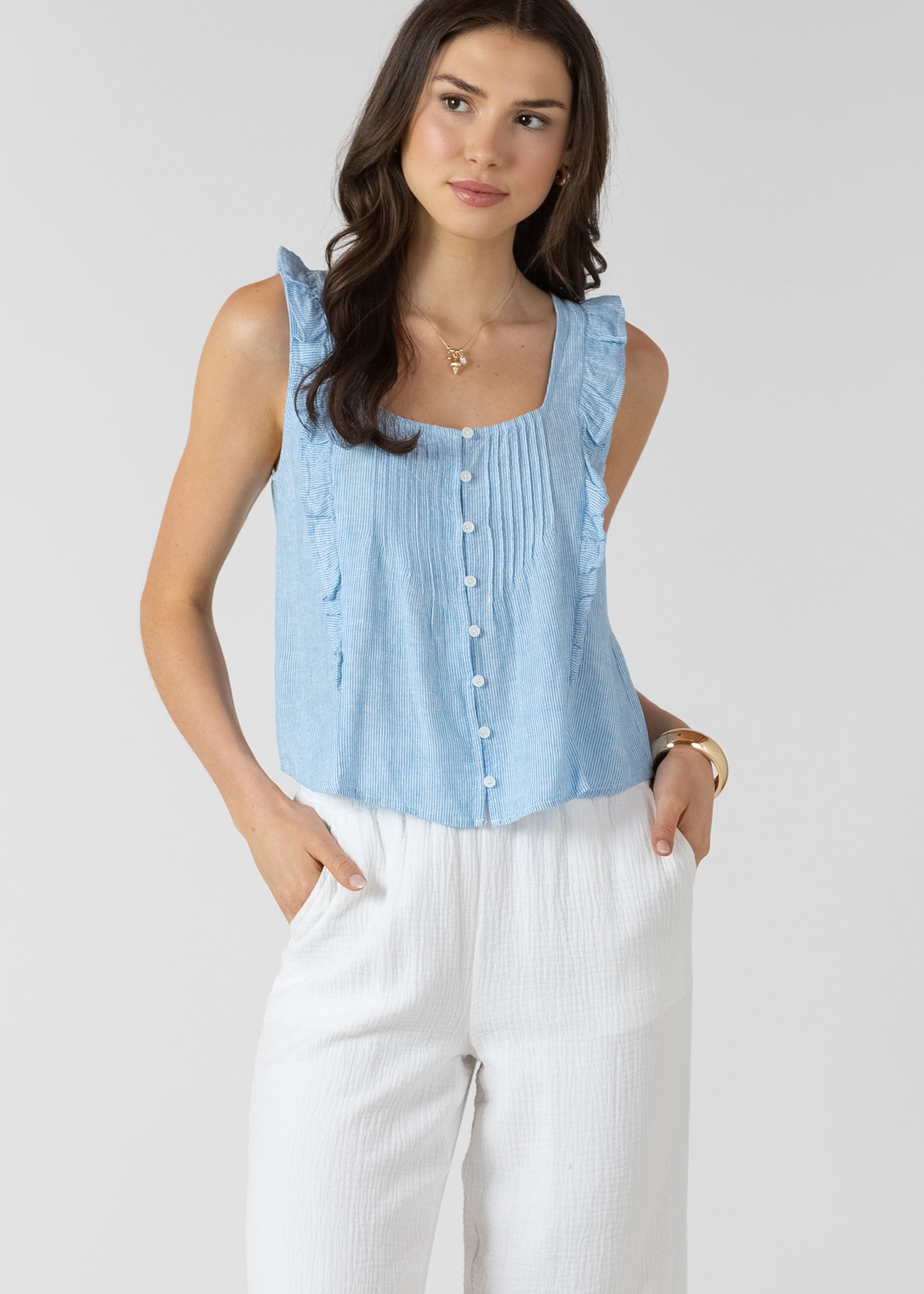 Camisole pour femme bleu moyen avec boutons et bretelles à volants, style féminin, léger et polyvalent.