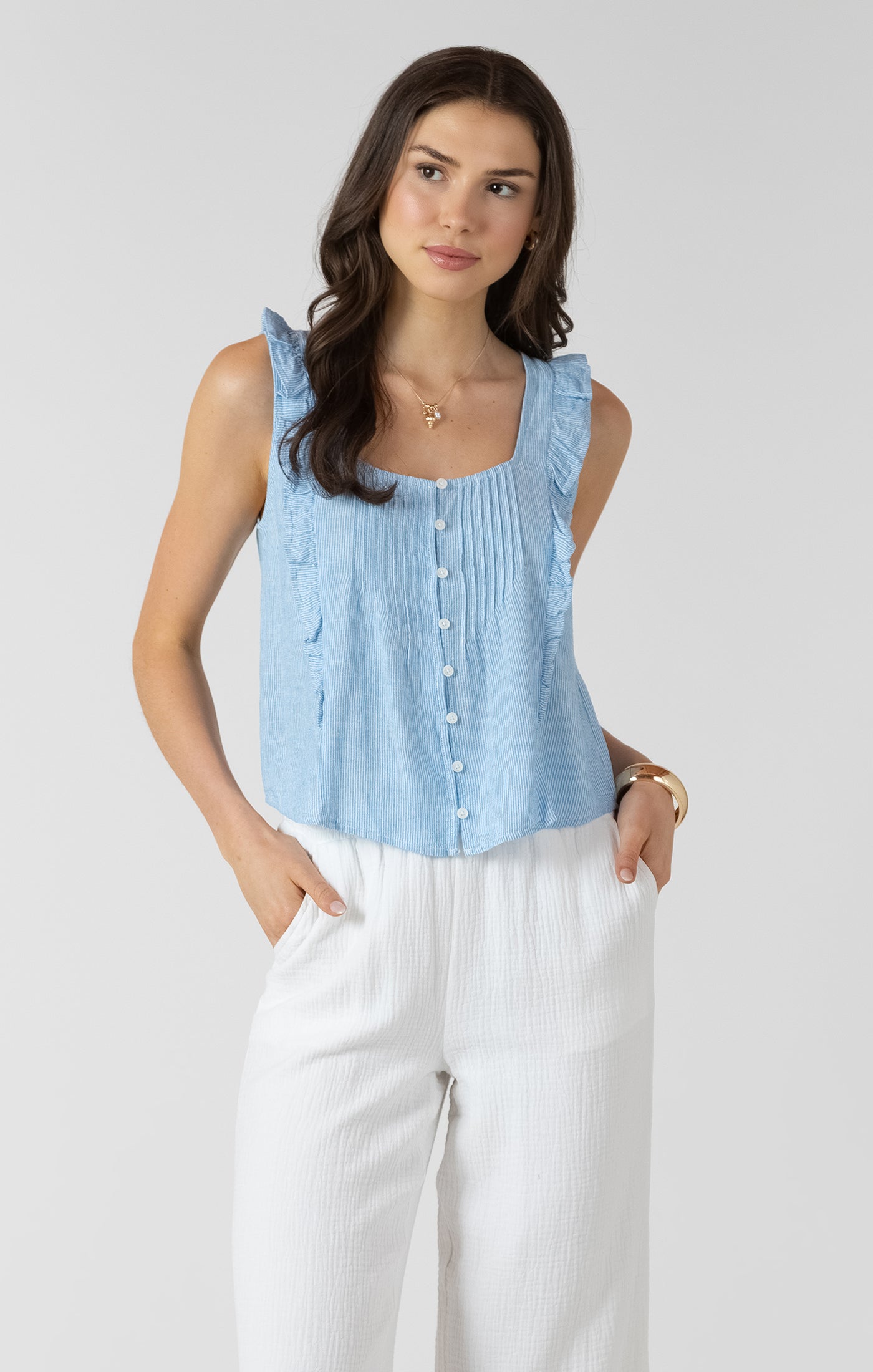 Camisole  bleu moyen avec boutons et bretelles à volants, style féminin, léger et polyvalent.