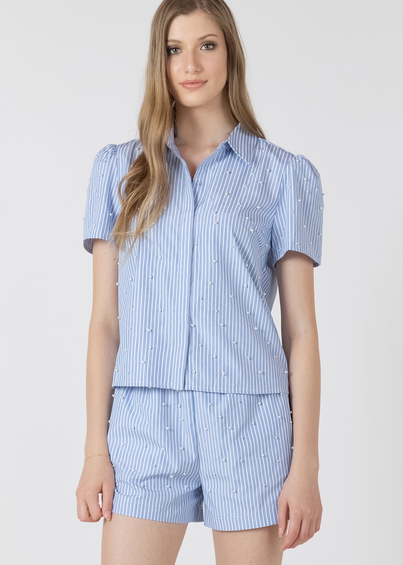 Chemise pour femme bleu pâle avec boutons décorés de perles, style élégant, féminin et polyvalent.