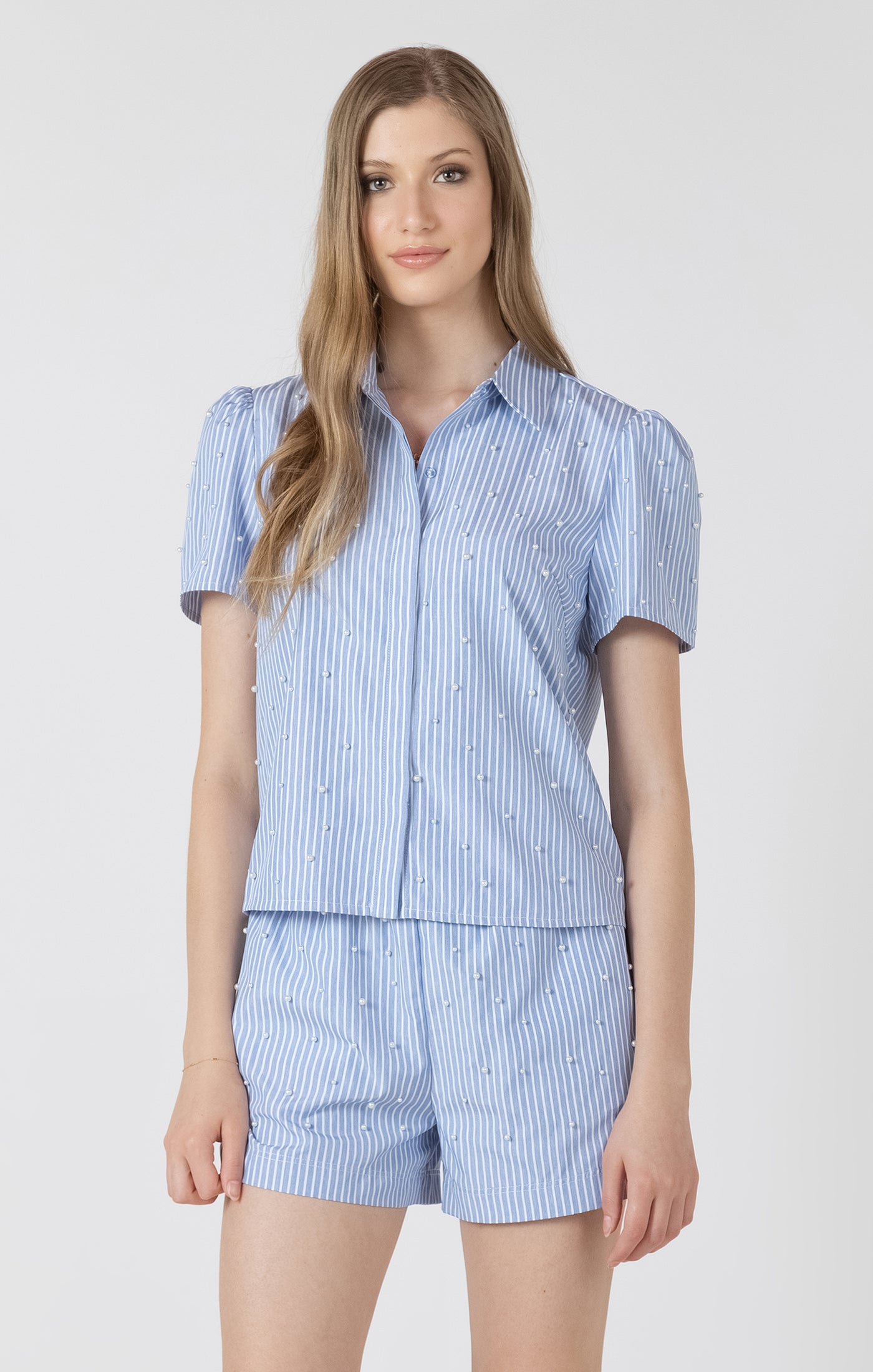 Chemise pour femme bleu pâle avec boutons décorés de perles, style élégant, féminin et polyvalent.