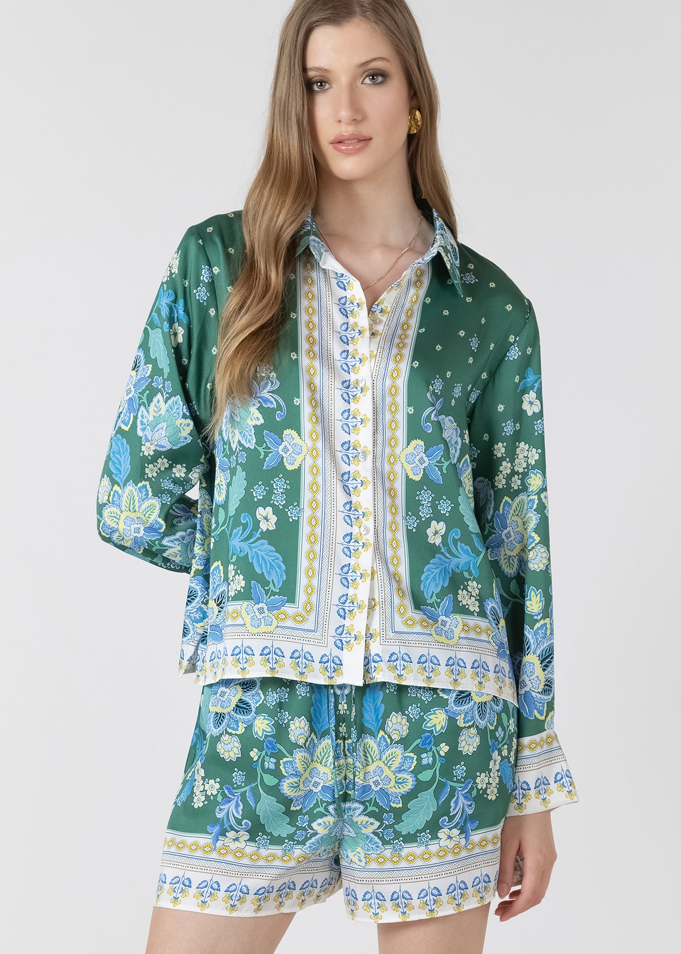 Chemisier pour femme imprimé aqua en satin, style élégant, lumineux et polyvalent.