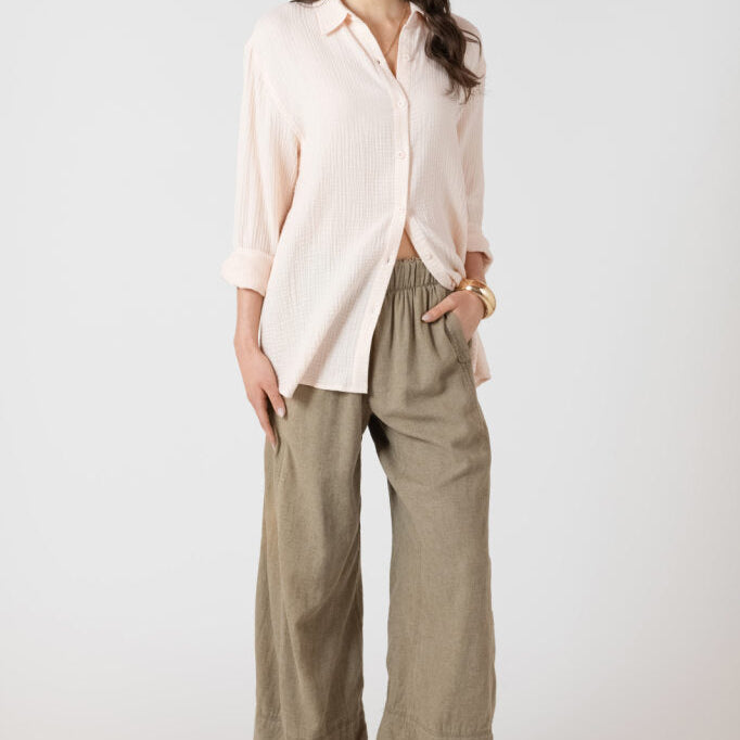 Chemisier pour femme en coton gaufré léger, coupe relaxe, couleur rose poudré, style confortable et facile à porter.