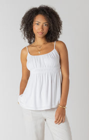 Camisole blanche pour femme à bretelles spaghetti, coupe ceintrée au buste, tissu souple et confortable.