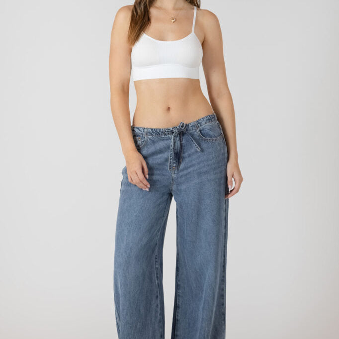 Jean pour femme en tencel fluide couleur denim, taille élastique à l’arrière, style polyvalent et confortable, facile à porter au quotidien.