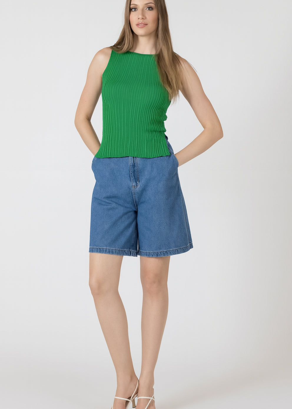 Short pour femme en jeans délavé avec coupe large, style décontracté, confortable et polyvalent.