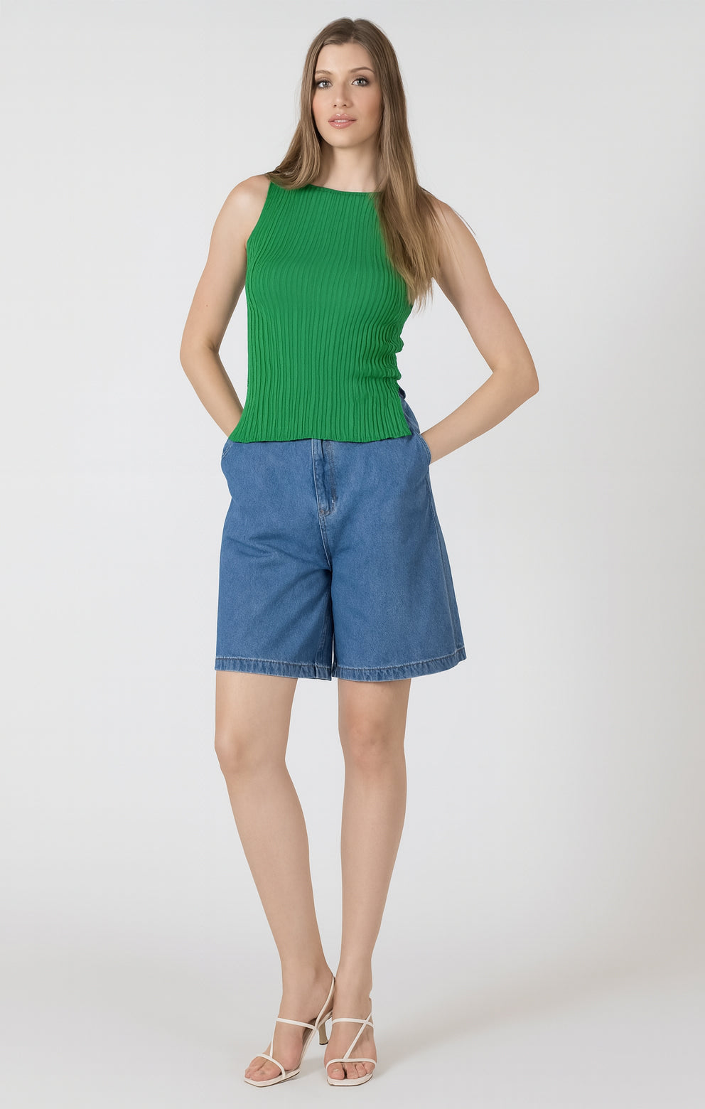 Short pour femme en jeans délavé avec coupe large, style décontracté, confortable et polyvalent.