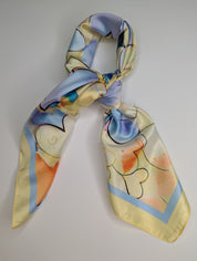 Foulard carré pour femme offert en plusieurs couleurs, style polyvalent et élégant, tissu léger en polyester.