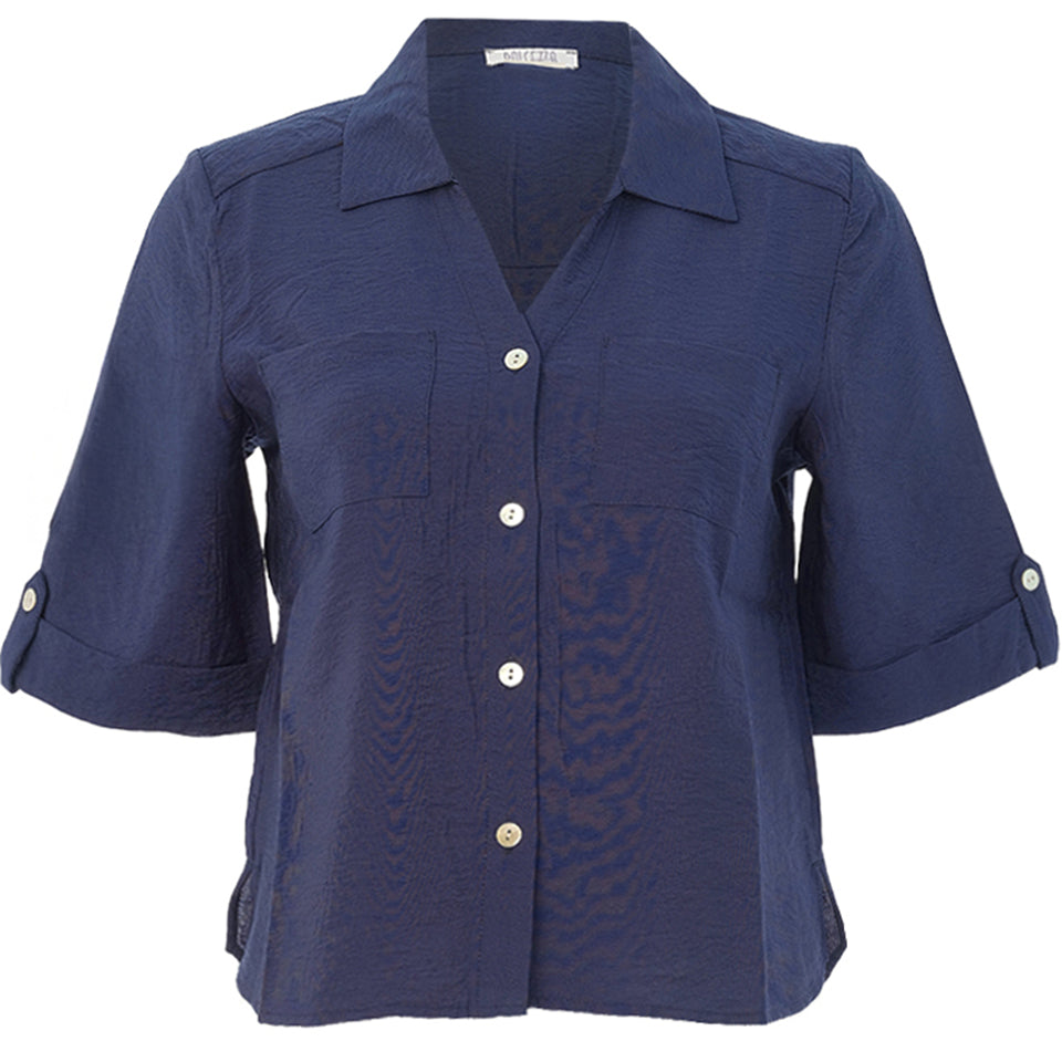 Chemisier court pour femme aux couleurs rouge, bleu marine et blanc, tissu léger avec finitions soignées.
