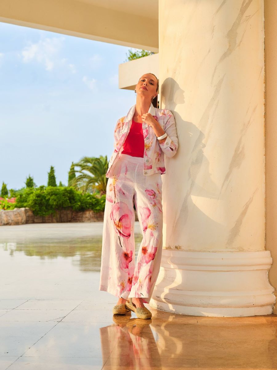 Pantalon pour femme en lin blanc avec imprimé floral artistique, tissu léger et respirant avec finitions soignées.