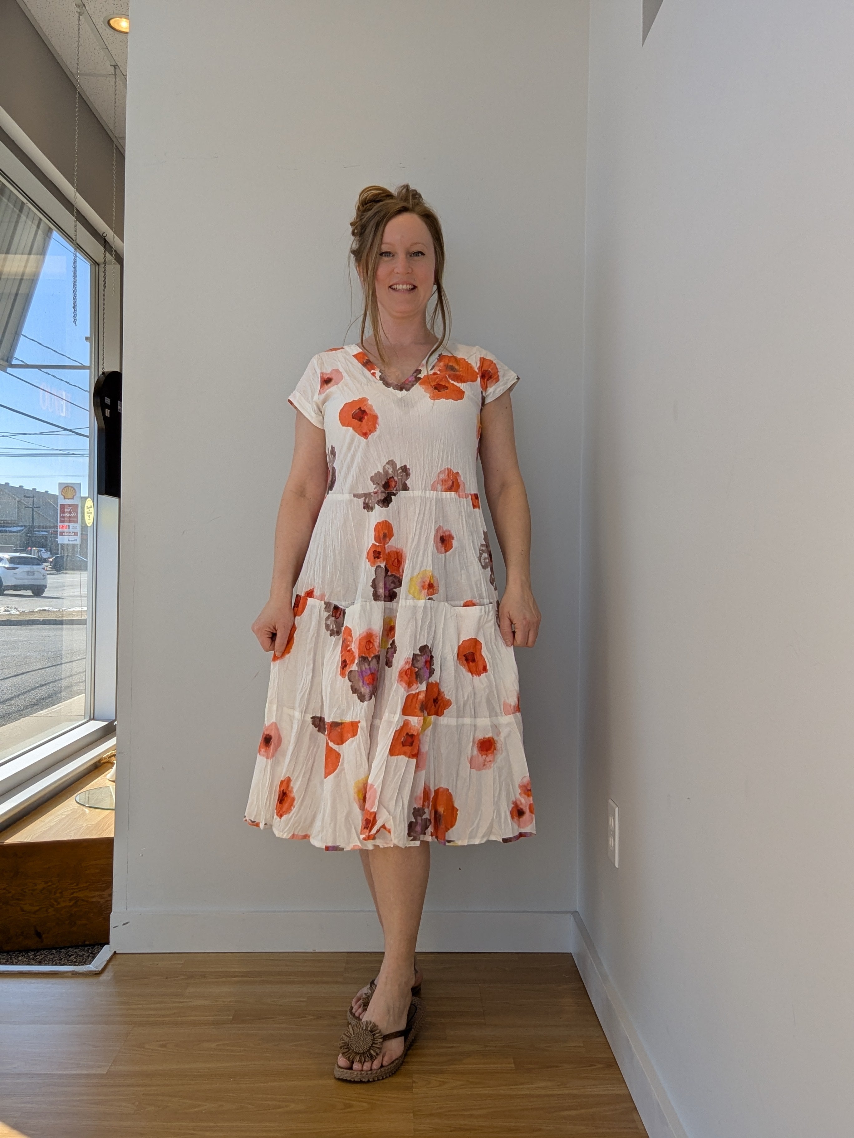 Robe midi pour femme blanche avec imprimé floral rose orangé, col en V et style épuré facile à porter.