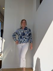 Chemisier pour femme bleu et marine avec imprimé et effet froissé, style polyvalent pour le quotidien ou une sortie estivale.