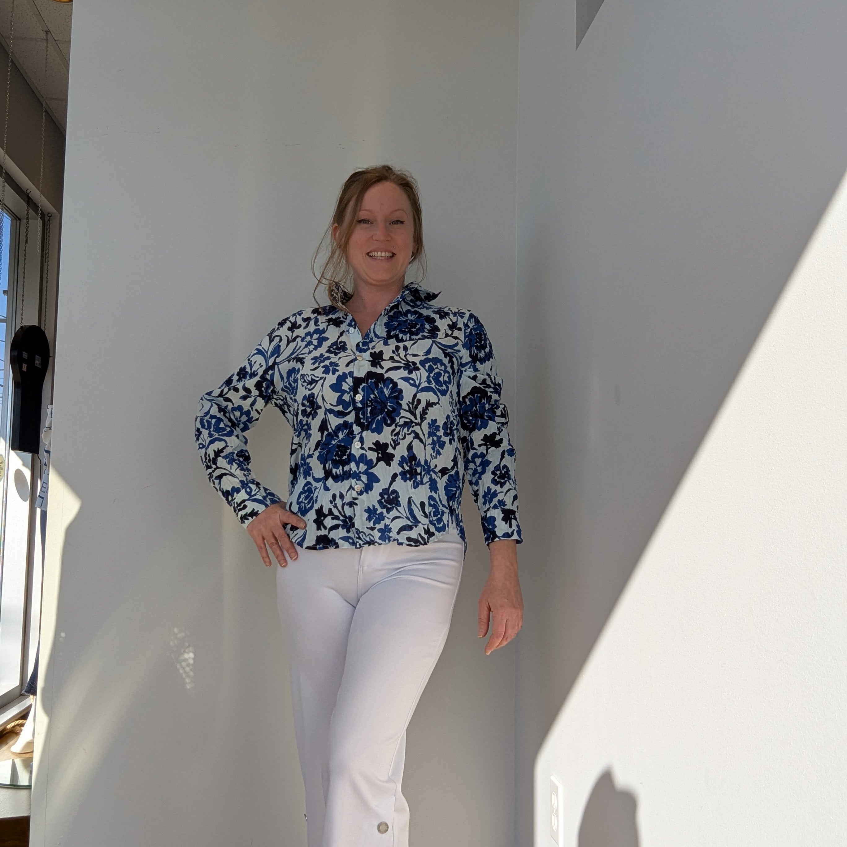 Chemisier pour femme bleu et marine avec imprimé et effet froissé, style polyvalent pour le quotidien ou une sortie estivale.