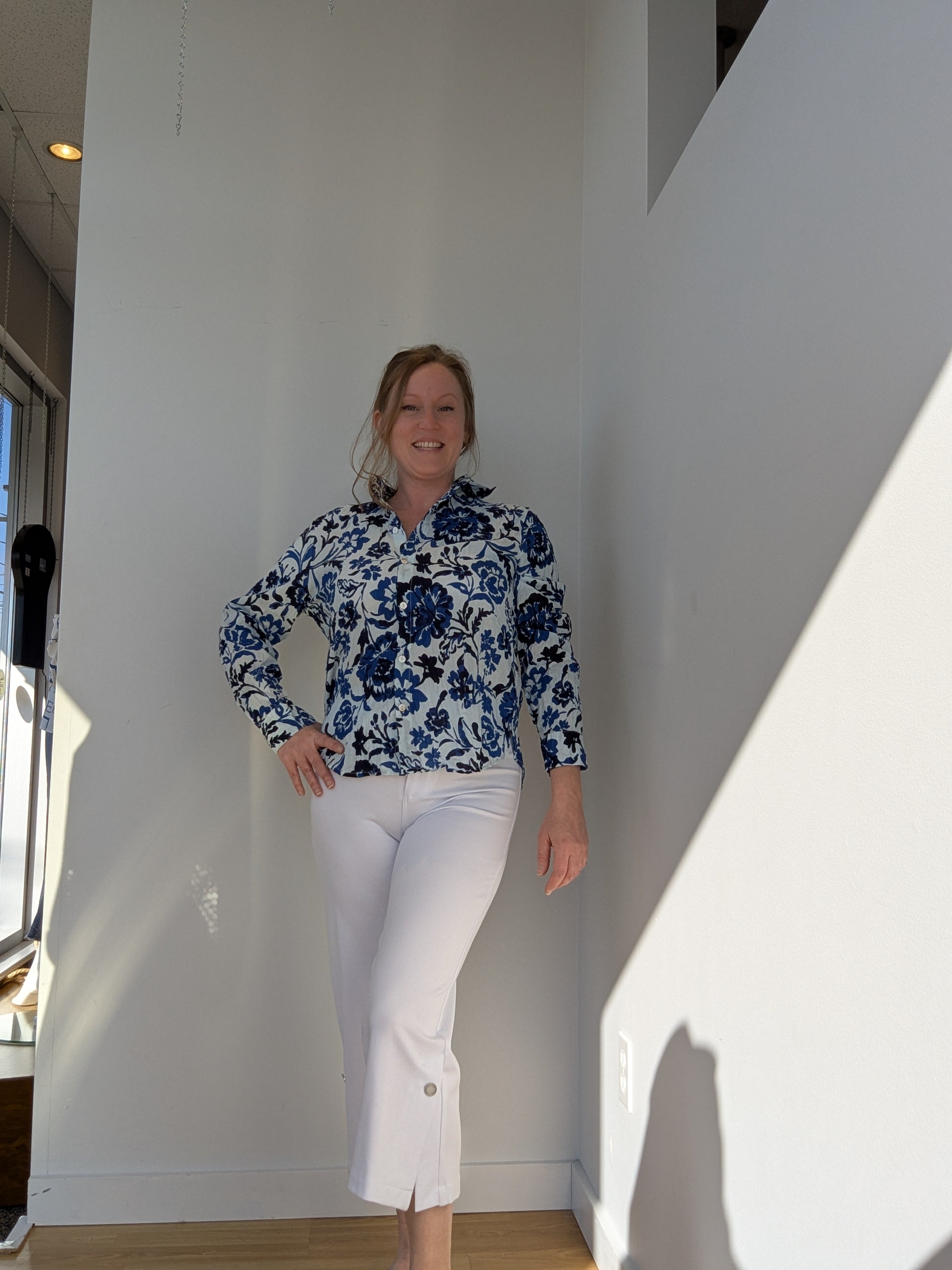 Chemisier pour femme bleu et marine avec imprimé et effet froissé, style polyvalent pour le quotidien ou une sortie estivale.