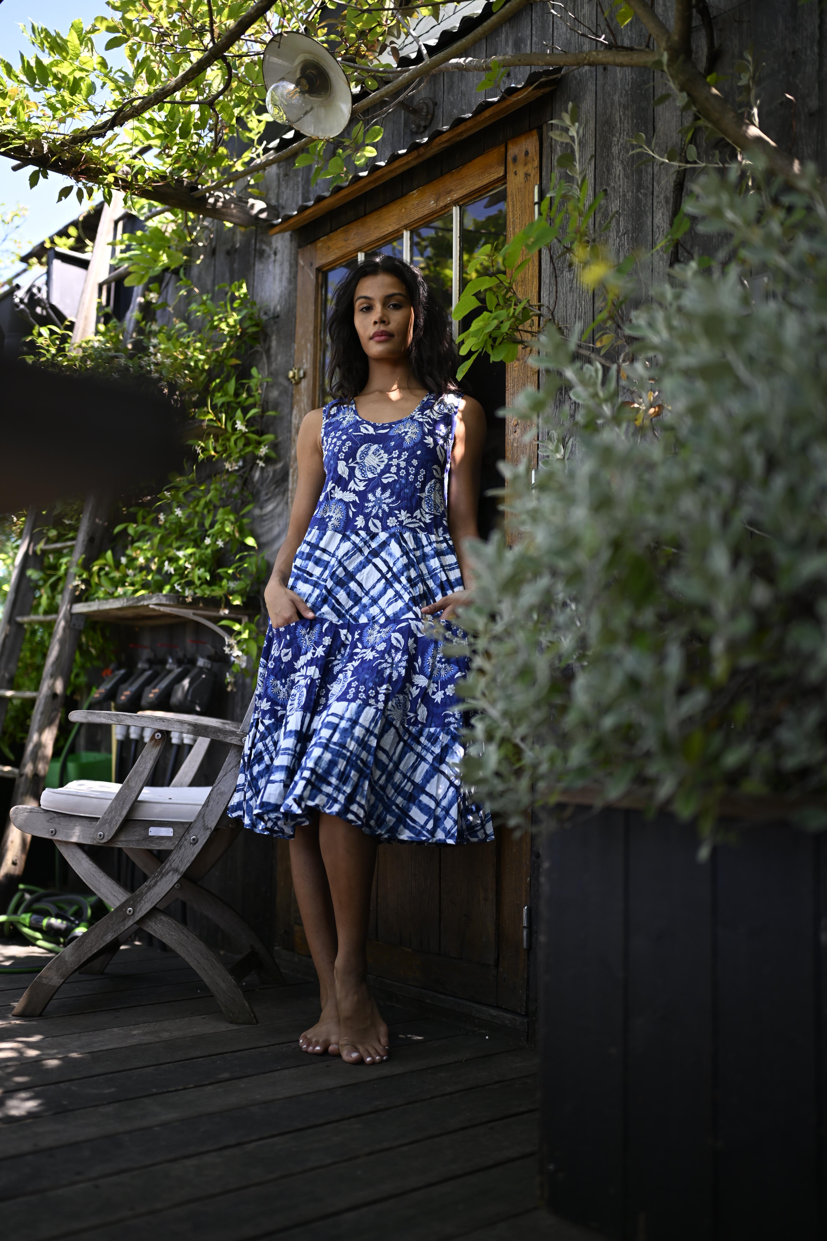 Robe midi sans manches pour femme avec imprimé bleu, bleu pâle et blanc, fini froissé et style léger pour le quotidien.