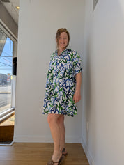 Robe chemisier pour femme blanche avec imprimé de cœurs bleus et verts, coupe ample et style confortable facile à porter.