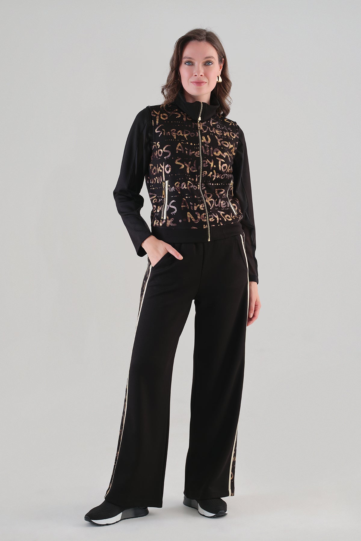 Pantalon Noir à Jambe Droite et Bande Lettrée