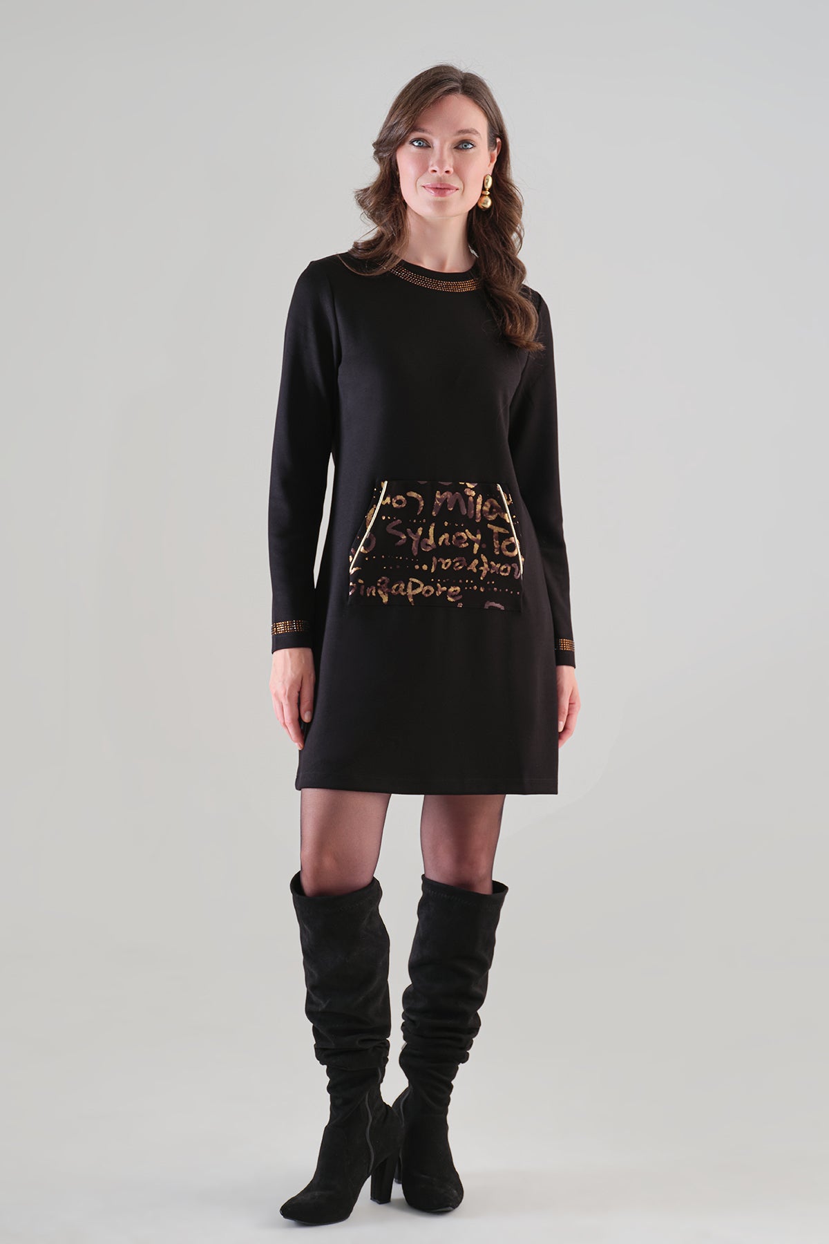 Robe Noire à Motif Lettré et Détails Brillants