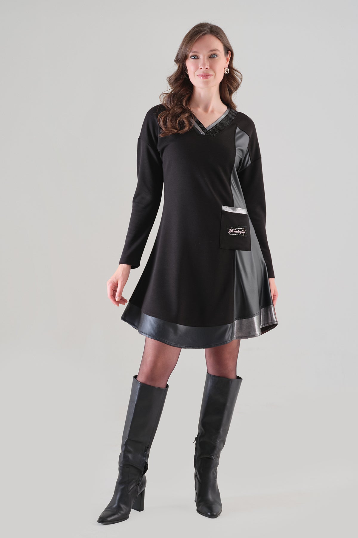 Robe Noire à Col V et Empiècements Effet Cuir
