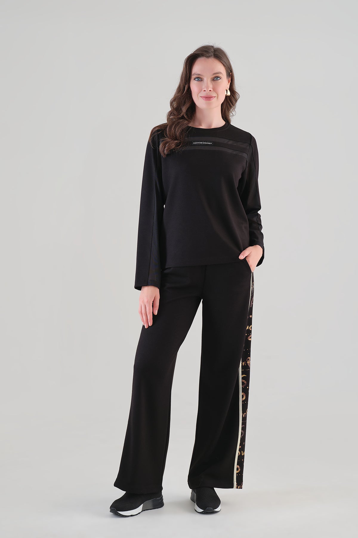 Pantalon Noir à Jambe Droite et Bande Lettrée