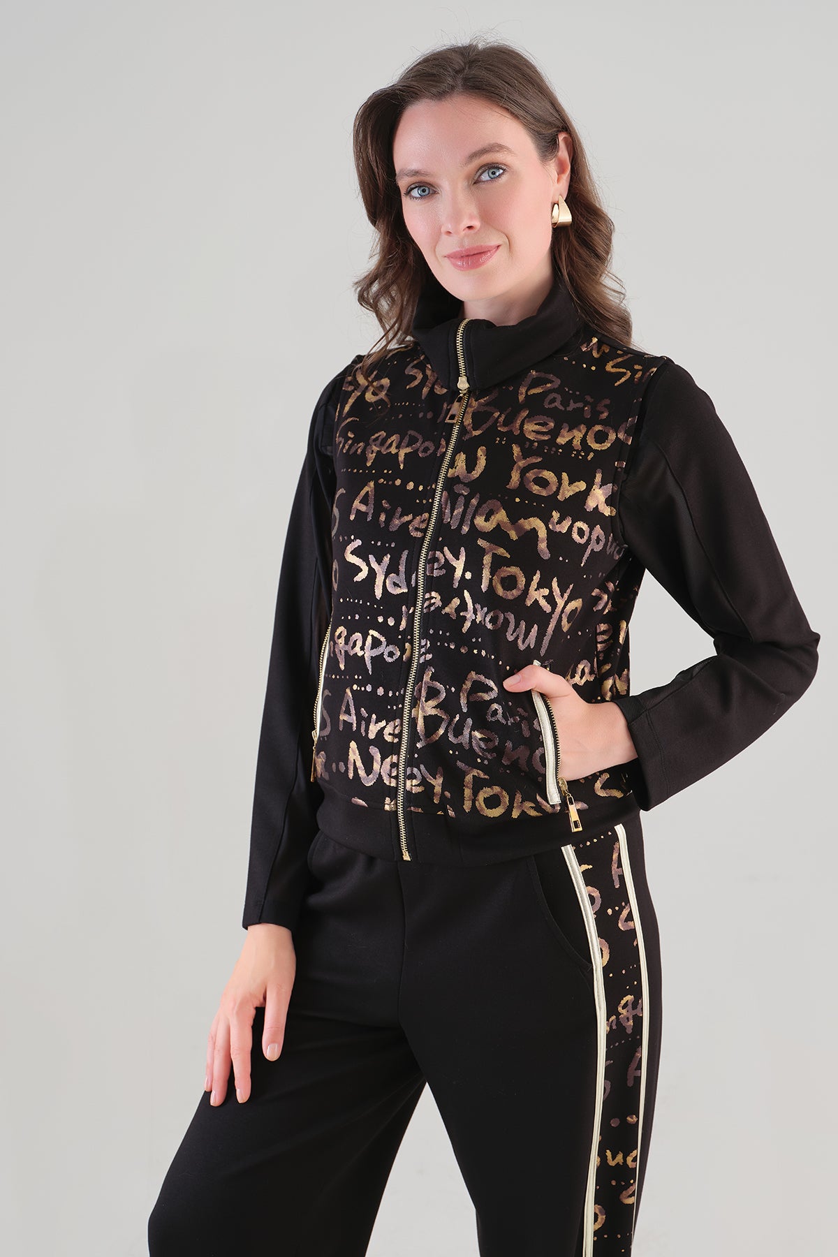 Pantalon Noir à Jambe Droite et Bande Lettrée