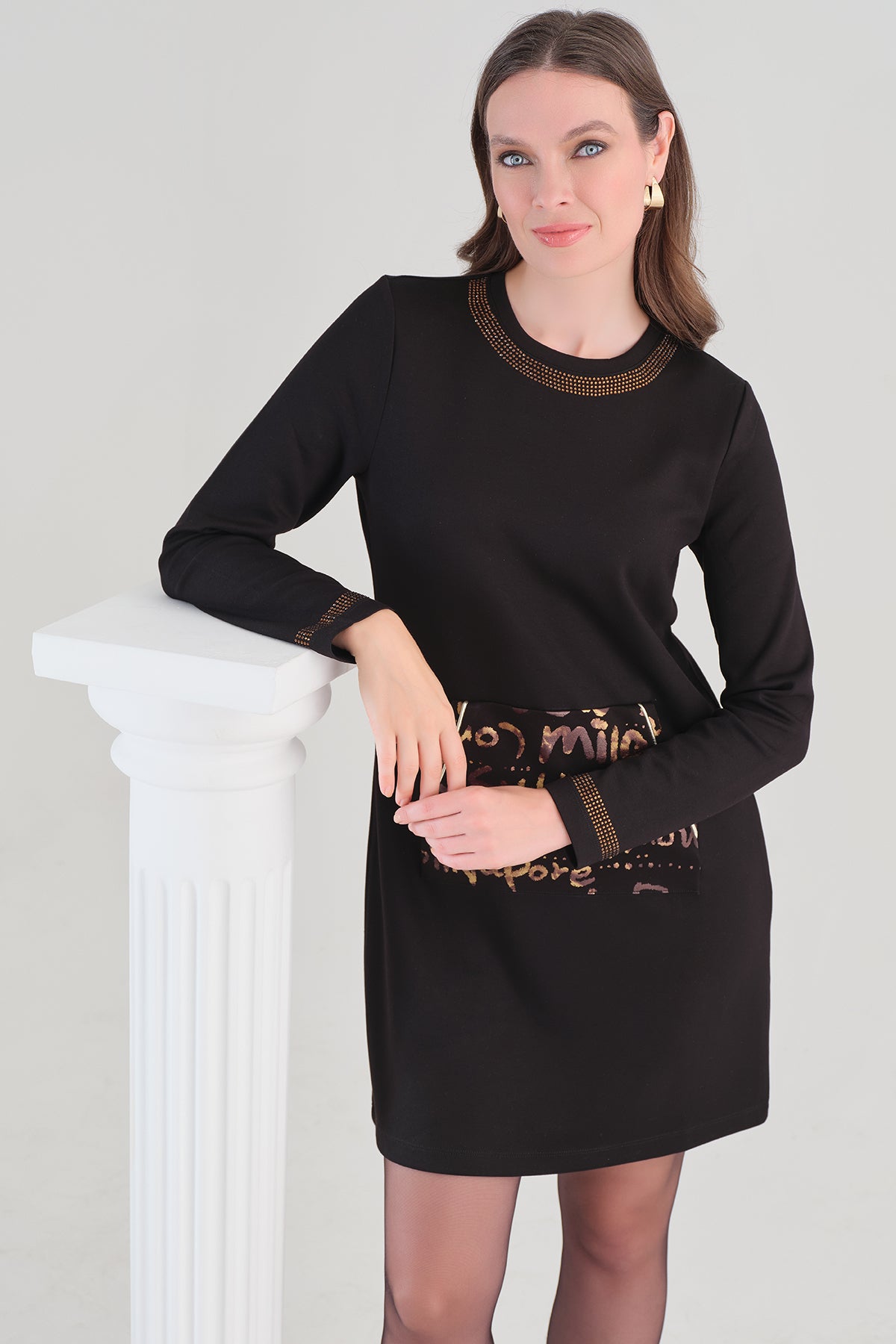 Robe Noire à Motif Lettré et Détails Brillants