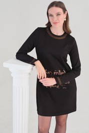 Robe Noire à Motif Lettré et Détails Brillants