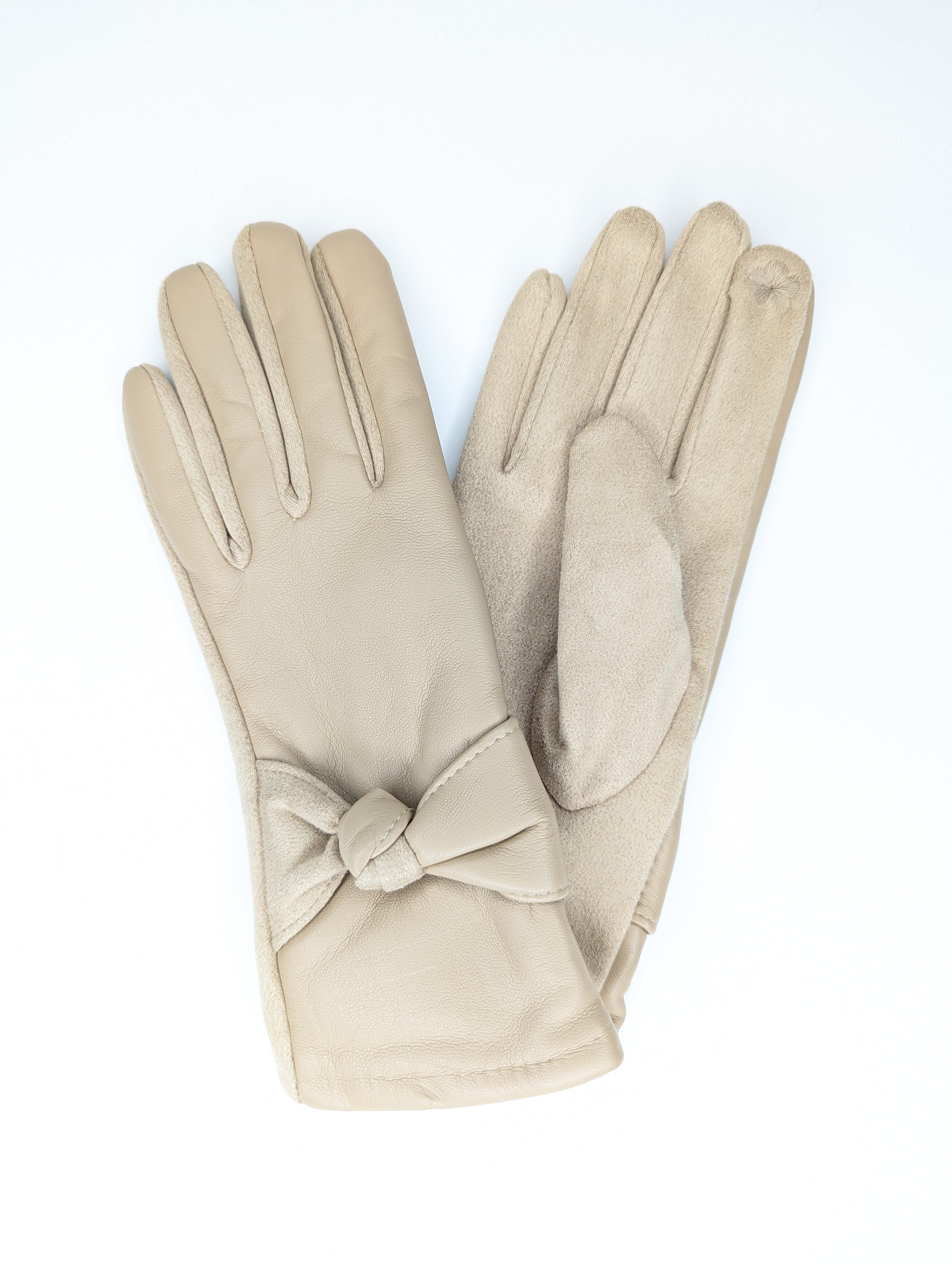 "Gants d'hiver femme couleur taupe (gris-beige). La paire de gants est pliée, montrant le dos de la main en imitation cuir lisse et le revers en suédine douce. Deux boutons décoratifs discrets de couleur assortie sont visibles sur le poignet. Le gant est fonctionnel pour écran tactile (touchscreen)."