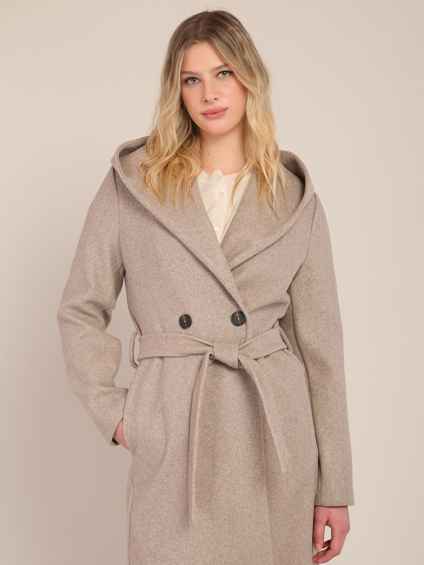 manteau-a-capuchon-avec-ceinture-2829011-dg-ROOM34_b72b400c-dead-4f55-a9e2-fd261b3562dd.png