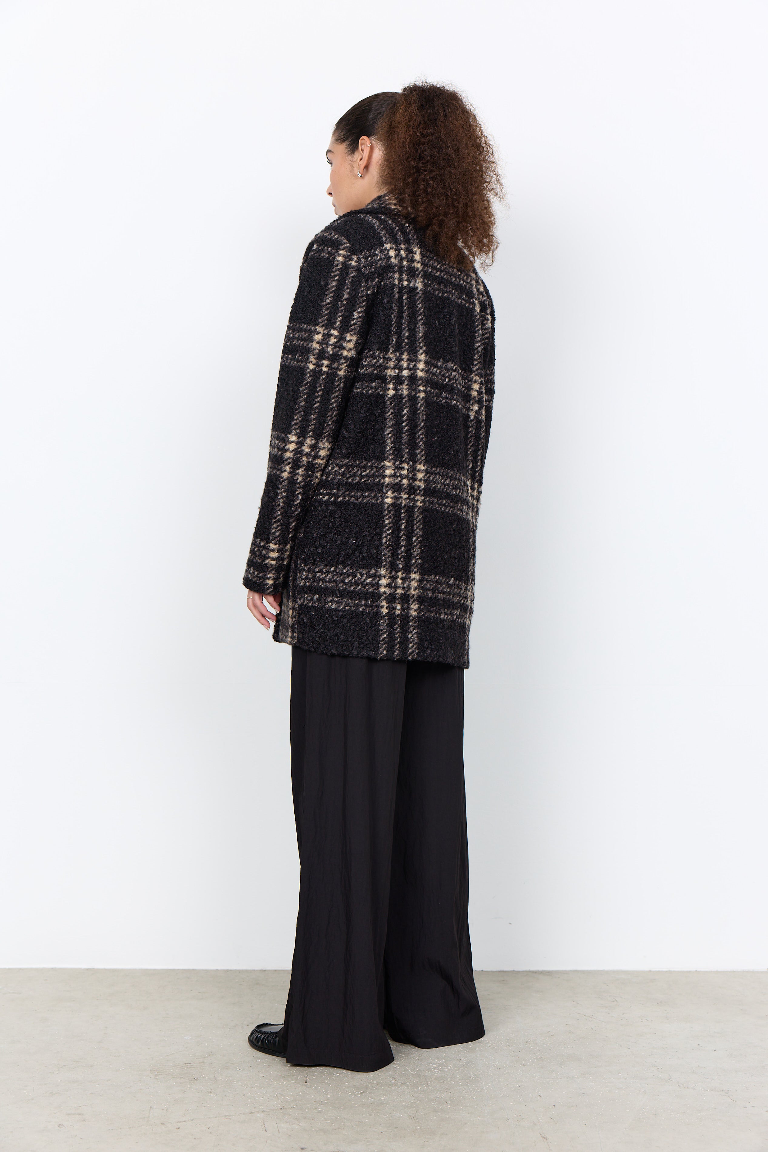 Manteau à carreaux noir et camel effet laine bouclée Soya Concept pour femme