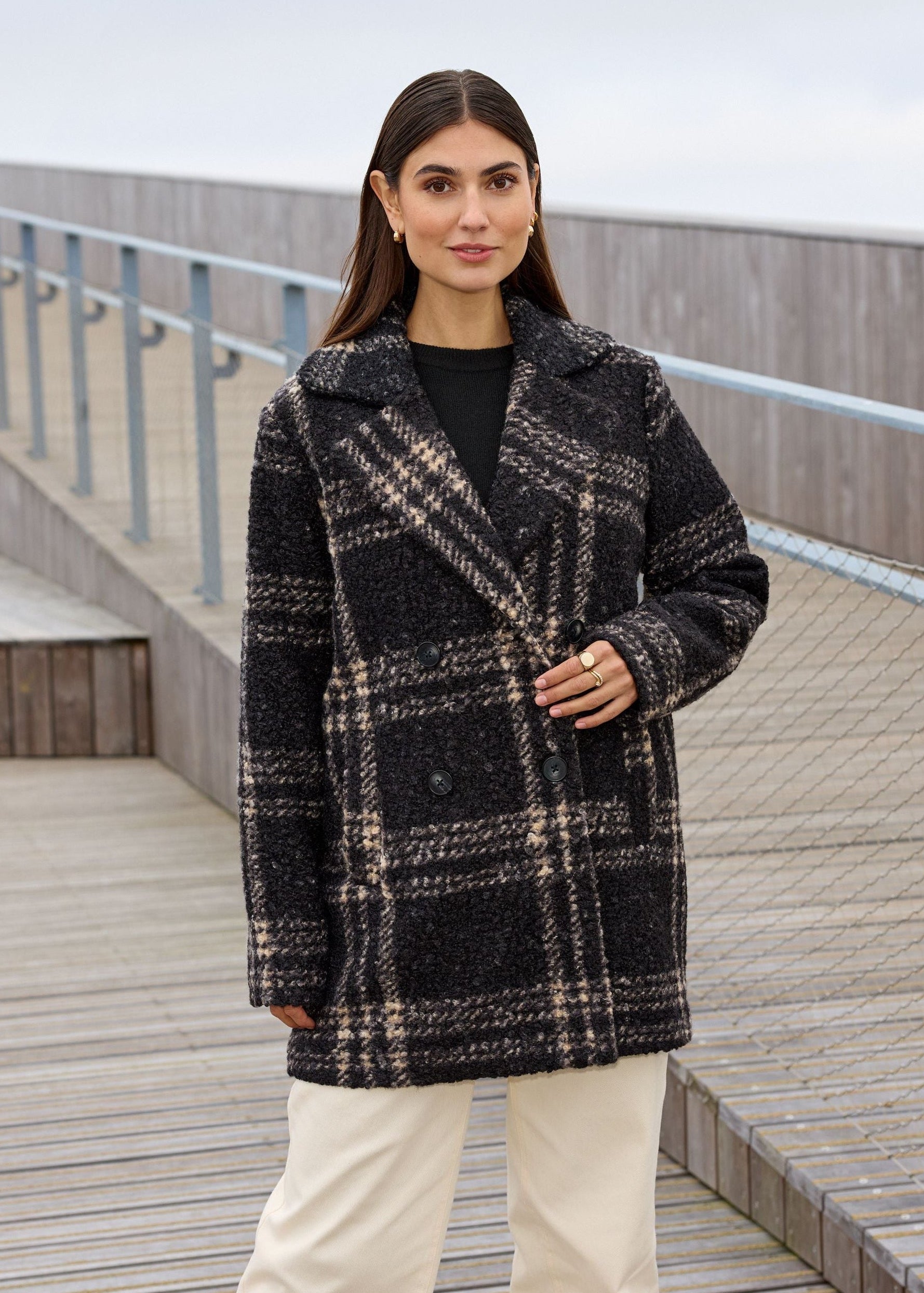 Manteau à carreaux noir et camel effet laine bouclée Soya Concept pour femme