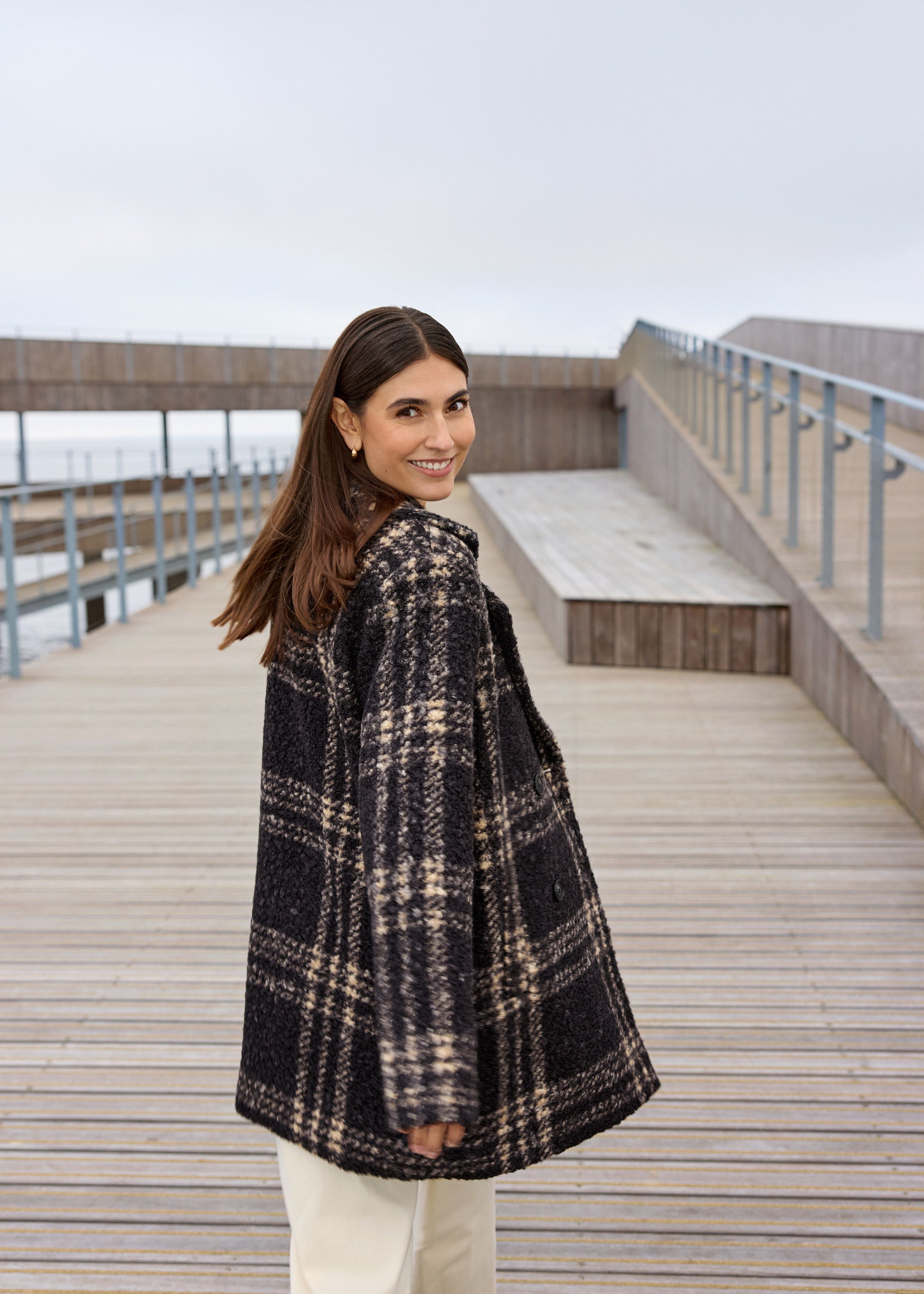 Manteau à carreaux noir et camel effet laine bouclée Soya Concept pour femme