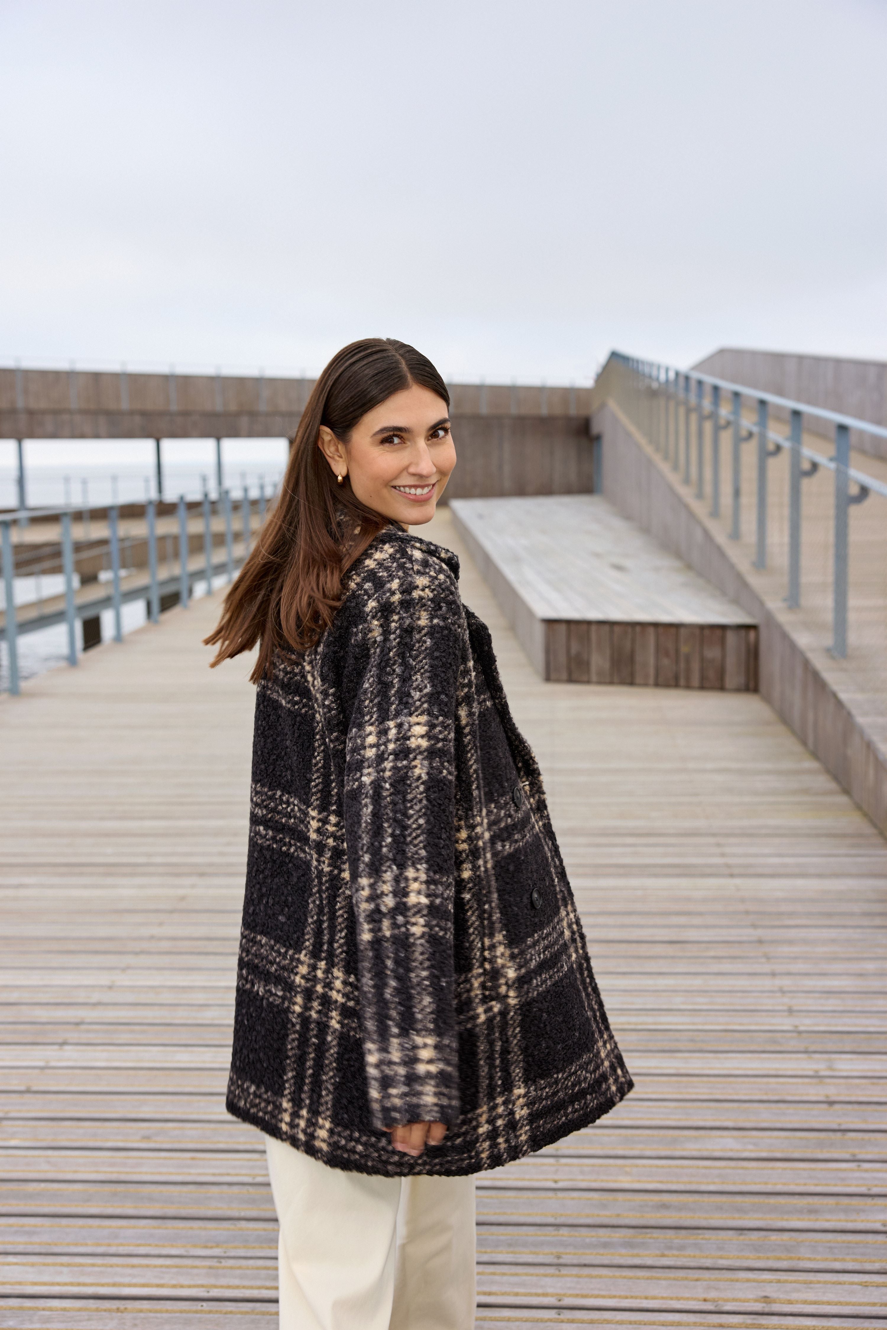 Manteau à carreaux noir et camel effet laine bouclée Soya Concept pour femme