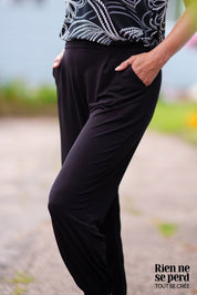 Pantalon noir fluide de la collection Rien ne se perd, fabriqué en mélange polyester et élasthanne pour un confort extensible et une allure élégante.
