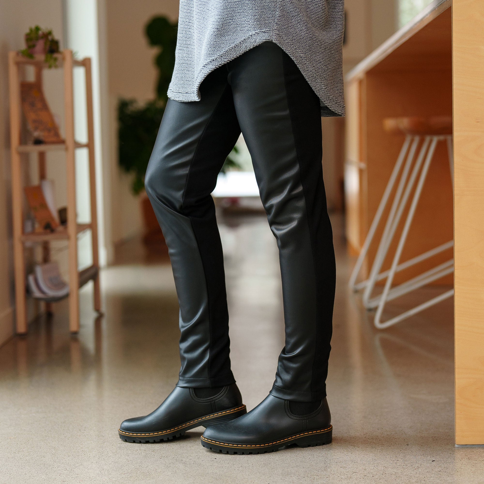 pantalon-resinosa-noir-fait-au-quebec-rien_ne_se_perd_tout_se_cree_154a2f9c-fa09-4c79-8e80-5694263e5d19.jpg
