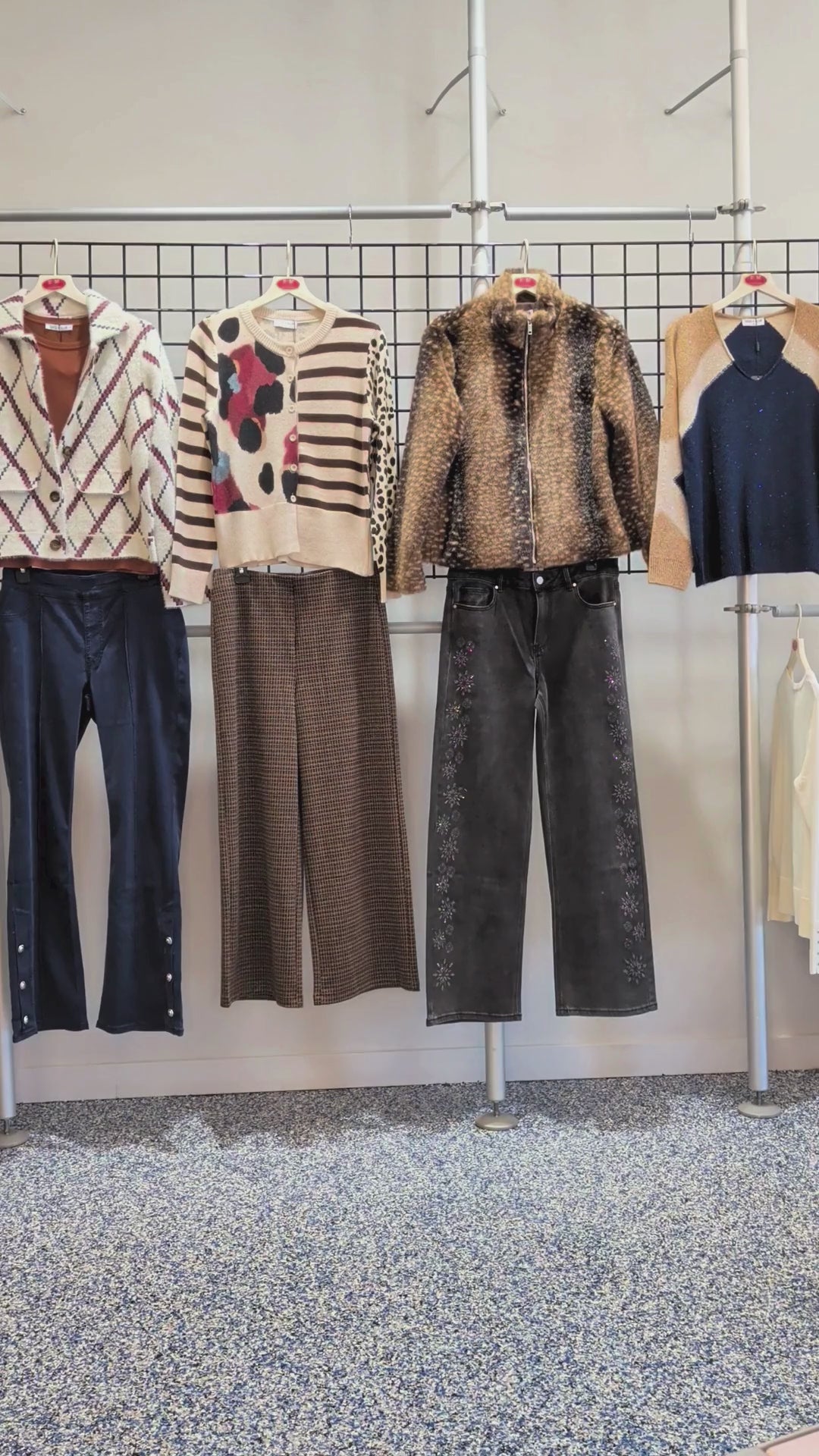 Jean Noir à Jambe Large et Motifs Floraux