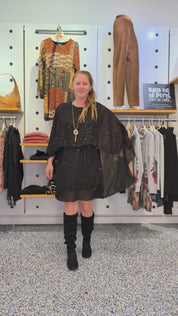 Robe Noire avec Poncho à Reflets Dorés